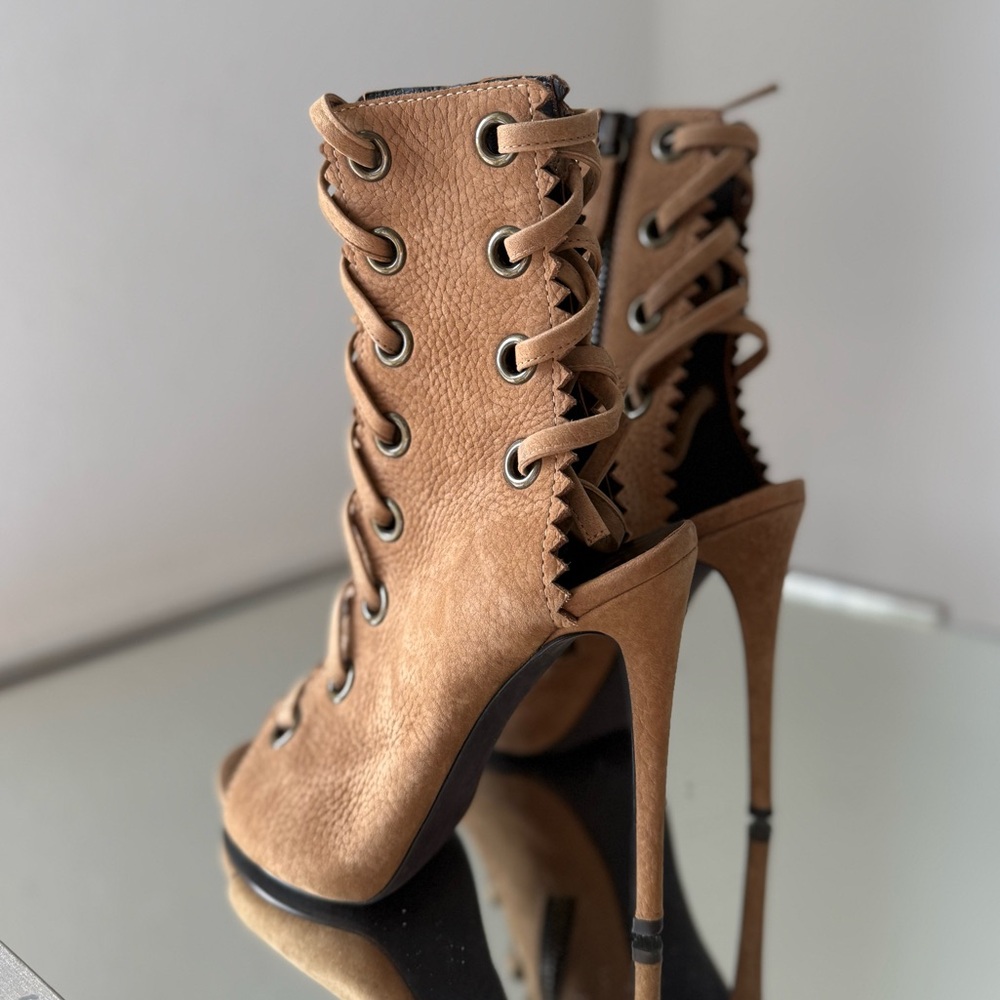 EUC Giuseppe Zanotti Nubuck Lace-Up Ankle
Boots $1,595 36 - Picture 7 of 16